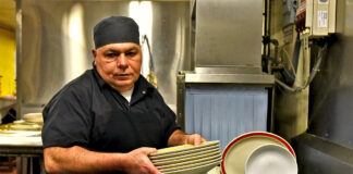 SE REQUIEREN LAVAPLATOS (HOMBRES Y/O MUJERES), 5 HORAS DIARIAS TURNO TARDE Lavaplatos para restaurante Dishwasher for restaurant male staff personal masculino