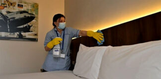 empleada de limpieza mucama cleaning employee maid