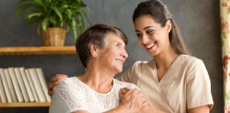 cuidadora de adulto mayor elderly caregiver home care