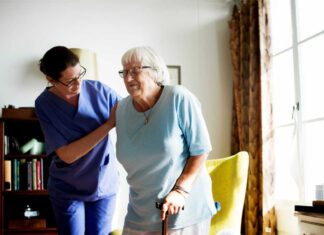 cuidadora de adultos mayores elderly caregiver