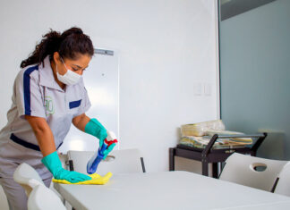 personal de limpieza hombres y mujeres empresa de servicios de limpieza cleaning staff men and women cleaning service company