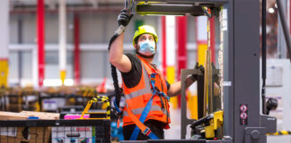 SE BUSCAN AYUDANTES DE DEPOSITO Y CARGA/DESCARGA (CON O SIN EXPERIENCIA), MEDIA JORNADA Ayudantes de deposito carga y descarga Personal de almacen personal para almacen warehouse staff female and male staff