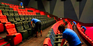 limpiadores de salas de cine movie theater cleaners cinema cleaning workers