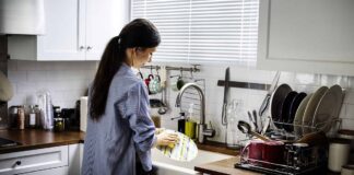 señora señorita para labores del hogar empleada domestica domestic servant empleada del hogar maid cleaning kitchen