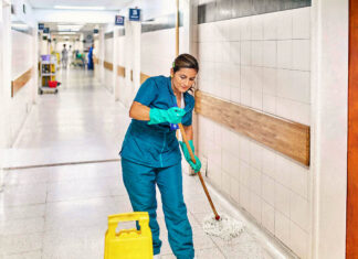 Personal de limpieza para residencia geriátrica Maid cleaning employee for geriatric female cleaning staff