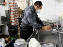 lavaplatos dishwasher ayudante de cocina female and male staff restaurant staff