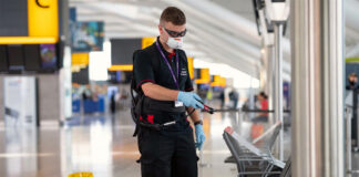 Personal para limpieza de aeropuerto personal de limpieza hombres y mujeres female and male cleaning staff limpiadores misceláneos