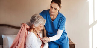 Cuidador Cuidadora de adultos mayores eldery woman caregiver nursing home senior Auxiliares de Enfermería y Enfermeras Nursing Assistants and Nurses cuidadora