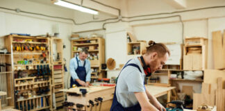 SOLICITAMOS AYUDANTES DE CARPINTERO CON O SIN EXPERIENCIA, FULL TIME. SE PROPORCIONA CAPACITACIÓN carpintero-carpenter-of-kitchen-cabinets-and-doors-ayudante