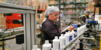SE SOLICITAN ENVASADORES CON O SIN EXPERIENCIA (HOMBRES Y MUJERES), TIEMPO COMPLETO. BUEN PAGO envasadores para fabrica de plastico packers female and male staff