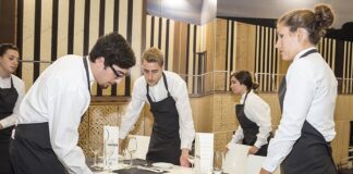 camareros-camareras-para-cafeteria-female-and-male-staff--waiters