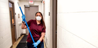 SE NECESITA OPERARIO/A DE LIMPIEZA PARA EMPRESA, JORNADA PARCIAL EN HORARIO DE MAÑANA O TARDE DE 3 HORAS SEMANALES operaria de limpieza personal femenino cleaning