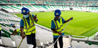 SE NECESITAN LIMPIADORES/AS DE ESTADIOS (CON O SIN EXPERIENCIA), JORNADA PART TIME. EXCELENTE PAGO POR HORA Limpiadores/as De Estadios Trabajadores-Para-Limpieza-De-Estadios-Stadium-Cleaning-Workers-female-and-male-staff-limpiador-limpiadores