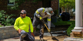 SE SOLICITA TRABAJADOR DE CONSTRUCCIÓN DE PAISAJE (CON O SIN EXPERIENCIA), FULL TIME. SE OFRECE BUEN PAGO Y BENEFICIOS trabajador de construccion de paisaje male staff landscape construction worker