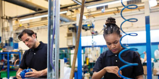 SE NECESITAN TRABAJADORES DE PRODUCCIÓN (HOMBRES Y MUJERES), PART TIME. REMUNERACIÓN COMPETITIVA, NO REQUIERE EXPERIENCIA PREVIA trabajadores de produccion mujeres y hombres production workers female and male staff