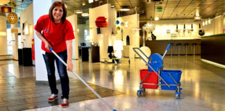 personal de limpieza de centro comercial mall cleaning staff female and male staff shopping cleaning staff