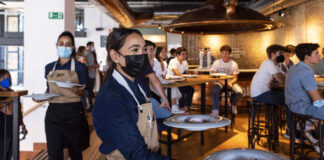 SE BUSCAN CAMAREROS/AS CON O SIN EXPERIENCIA, CONTRATO POR TIEMPO INDETERMINADO. BUEN PAGO camareros/as waiters and waitresses