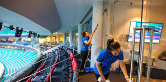 SE BUSCAN HOMBRES Y MUJERES PARA LIMPIEZA DE ESTADIOS (NO SE REQUIERE EXPERIENCIA), EXCELENTE PAGO POR HORA Limpieza De Estadios Stadium Cleaning female and male staff cleaning stadium