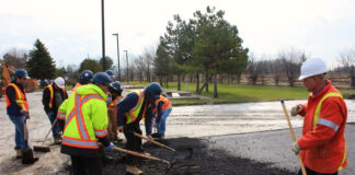 SE SOLICITAN TRABAJADORES DE ASFALTO (MÍNIMA EXPERIENCIA), DÍAS Y HORARIO A CONVENIR. BUEN PAGO Trabajadores De Asfalto Workers For Asphalt