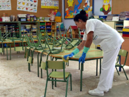 Personal De Limpieza cleaning staff.