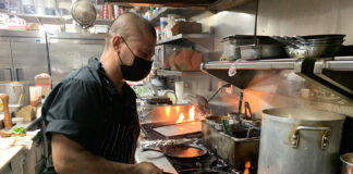 SE SOLICITA 2 AYUDANTES DE COCINA/LAVAVAJILLAS, NO SE REQUIERE EXPERIENCIA. BUEN PAGO Ayudantes De Cocina/Lavavajillas kitchen helpers dishwasher