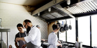 SE NECESITA COCINERO Y AYUDANTE DE COCINA (2 PUESTOS), CON O SIN EXPERIENCIA. TIEMPO PARCIAL O COMPLETO Cocinero y Ayudante De Cocina Cook and Kitchen Helper