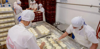 SE NECESITAN ENVASADORES/AS PARA GRANJA DE LÁCTEOS (CON O SIN EXPERIENCIA), CONTRATACIÓN INMEDIATA Envasadores/as Para Granja De Lácteos packers for dairy farm
