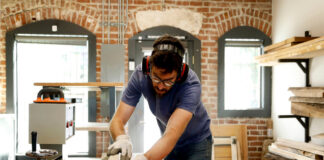 SE SOLICITAN CARPINTEROS/AS (CON O SIN EXPERIENCIA), INCORPORACIÓN INMEDIATA. BUENA REMUNERACIÓN Carpinteros/as Carpenters