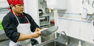 SE NECESITA LAVAPLATOS CON O SIN EXPERIENCIA (HOMBRE O MUJER), BUENA REMUNERACIÓN 4 DÍAS A LA SEMANA Lavaplatos Dishwasher