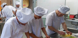 SE BUSCA AYUDANTE DE COCINA CON O SIN EXPERIENCIA (HOMBRE O MUJER), SE OFRECE ENTRENAMIENTO Y BUENA REMUNERACIÓN Ayudante De Cocina kitchen assistant