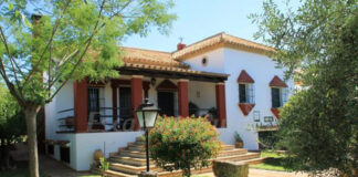 SE SOLICITA SEÑOR Y SEÑORA (MATRIMONIO DE CASEROS), SE OFRECE VIVIENDA Y EXCELENTES BENEFICIOS Señor y Señora (Matrimonio De Caseros) Mr. and Mrs. (Homemade Marriage)