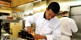 SE REQUIEREN 2 AYUDANTES DE COCINA PARA RESTAURANTE (CON O SIN EXPERIENCIA), SE OFRECE BUEN PAGO Y ENTRENAMIENTO Ayudantes De Cocina Para Restaurante restaurant kitchen helpers