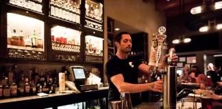SE SOLICITA BARTENDER/SALONERO (EXPERIENCIA MÍNIMA), JORNADA COMPLETA. REMUNERACIÓN COMPETITIVA Bartender/Salonero