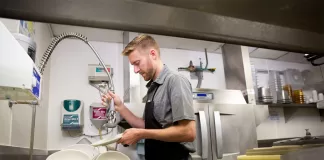 SE NECESITA LAVAPLATOS CON O SIN EXPERIENCIA (HOMBRE O MUJER), SE OFRECE ENTRENAMIENTO Y BUEN PAGO Lavaplatos Dishwasher