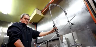 SE PRECISA PERSONAL AUXILIAR/LAVAPLATOS (MÍNIMA EXPERIENCIA), 30 HORAS SEMANALES TURNOS ROTATIVOS Personal Auxiliar/Lavaplatos auxiliary staff/dishwasher