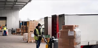 Ayudantes Para Carga y Descarga De Remolques Helpers for Loading and Unloading Trailers