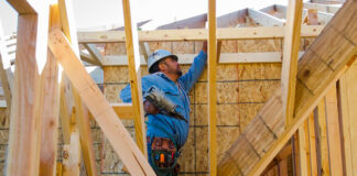 SE BUSCA AYUDANTE DE CARPINTERO (POCA EXPERIENCIA), 30 A 40 HORAS SEMANALES. PAGO $23.00 POR HORA Ayudante de carpintero empleo de construcción en Canadá Carpenter's helper construction job in Canada.jpg