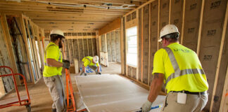 SOLICITAMOS TRABAJADORES DE CONSTRUCCIÓN PARA REMODELACIONES DE CASAS, SALARIO COMPETITIVO Y BENEFICIOS Trabajadores de Construcción Remodelaciones de casas en Estados Unidos Construction Workers Home Remodeling in the United States
