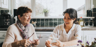 SE SOLICITA CUIDADORA CON O SIN EXPERIENCIA (6 HS DIARIAS, TRABAJO A TURNOS), SE OFRECE BUEN SUELDO Y CAPACITACIONES Cuidadora domiciliaria Cuidado y acompañamiento Higiene y confort empleo sin experiencia home caregiver Care and support Hygiene and comfort job without experience