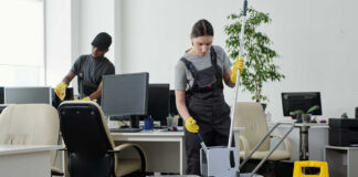 SE BUSCA EMPLEADO/A DE LIMPIEZA (CON O SIN EXPERIENCIA), TRABAJO A TURNOS. JORNADA REDUCIDA O COMPLETA Empleado de limpieza cleaning staff Man and woman janitors cleaning an office