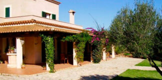 SE SOLICITA MATRIMONIO DE GUARDESES PARA FINCA (MÍNIMA EXPERIENCIA), SE OFRECE VIVIENDA Y EXCELENTE REMUNERACIÓN Matrimonio de Guardeses para finca La Costa Brava, Girona Guardeses en España Marriage of Guardeses for La Costa Brava estate, Girona Guardeses in Spain
