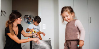 SE BUSCA NIÑERA 4 DÍAS A LA SEMANA (TURNO TARDE), TRABAJO POR HORAS. BUEN PAGO POR HORA Niñera cuidado de 2 niñas Babysitter taking care of 2 girls