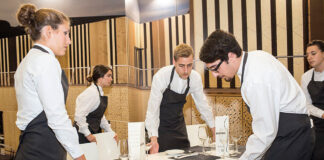 SE SOLICITAN CAMAREROS/AS PARA ATENCIÓN AL CLIENTE (10 VACANTES), 1ER TURNO 40 HORAS SEMANALES. PAGO $22.24 POR HORA Camareros Para Atención al Cliente personal para restaurante en Estados Unidos Arizona Kellner Camerieri Waiters for Customer Service