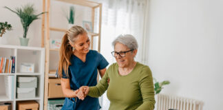 SE SOLICITAN CUIDADORAS/ES DE ADULTOS MAYORES (SE VALORARÁ EXPERIENCIA), CONTRATO A PLAZO FIJO. EXCELENTE REMUNERACIÓN Cuidadoras De Adultos Mayores Caregivers of Elderly Adults Caregiver di anziani Betreuer älterer Erwachsener