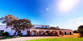 SE SOLICITA MATRIMONIO DE GUARDESES PARA CUIDADO, LIMPIEZA Y MANTENIMIENTO DE CASA DE CAMPO. SE OFRECE VIVIENDA Y SALARIO DE CONVENIO Matrimonio De Guardeses Cuidado de casa de campo empleo de Guardeses en España Matrimonio di guardie Cura della casa di campagna Betreuung eines Landhauses