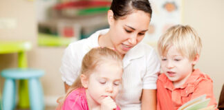 SE SOLICITA NIÑERA DE LUNES A VIERNES (4 O 5 HORAS DIARIAS), TURNO TARDE. BUEN PAGO POR HORA Niñera empleo de niñera cuidado de niños en casa de familia Nanny babysitting job in Argentina, childcare in a family home assistenza all'infanzia in una casa famiglia Tata