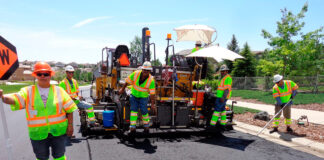 SE SOLICITA OBRERO/TRABAJADOR DE ASFALTO (HOMBRE O MUJER), CONSTRUCCIÓN DE CARRETERAS PESADAS. BUENA REMUNERACIÓN Y BENEFICIOS Obrero de Asfalto Trabajador de Asfalto Construcción de Carreteras Pesadas Asphalt Laborer Asphalt Worker Asphaltarbeiter schwerer Straßenbau Operaio asfalto Costruzione di autostrade pesanti