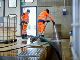 Personal de limpieza de planta industrial Cleaning staff industrial plant cleaning jobs Reinigungspersonal Reinigung von Industrieanlagen Personale addetto alle pulizie impianti industriali