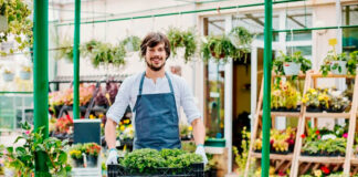 SE NECESITAN 6 TRABAJADORES AGRÍCOLAS Y OBREROS PARA CULTIVOS, VIVEROS E INVERNADEROS (CON O SIN EXPERIENCIA), PAGO $18.32 POR HORA Trabajadores Agrícolas y Obreros Cultivos Viveros Invernaderos Personal para Vivero en Estados Unidos Nursery Personnel Baumschulpersonal Personale di vivai