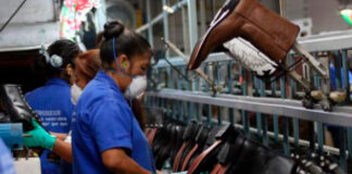 SE SOLICITAN EMPACADORES DE ZAPATOS MEDIA JORNADA O COMPLETA (MÍNIMA EXPERIENCIA), EXCELENTE REMUNERACIÓN Empacadores de Zapatos Empaquista Medio Oficial empleo de operario en Argentina Schuhpacker Shoe Packers Imballatori di scarpe Imballatore